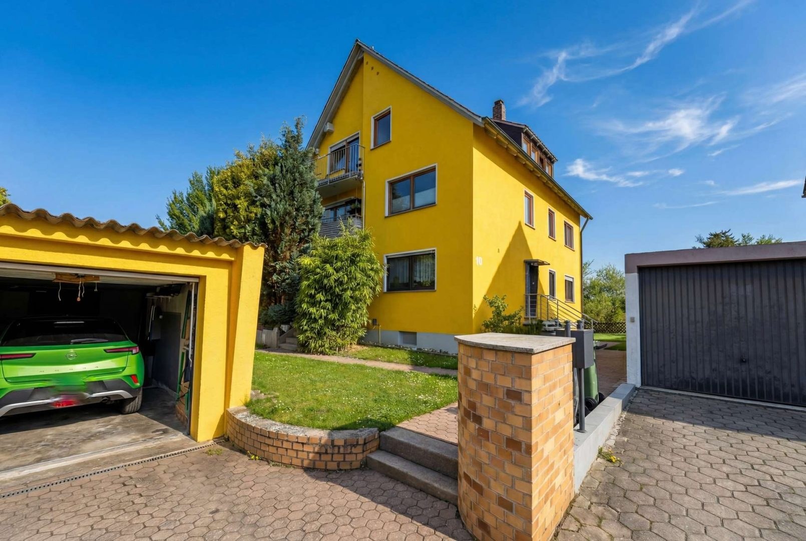 Wertige Wohnhausfassade als Motiv für diskreten Immobilienverkauf
